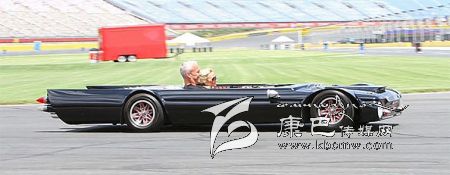 世界上最“扁”的汽車 躺著開！