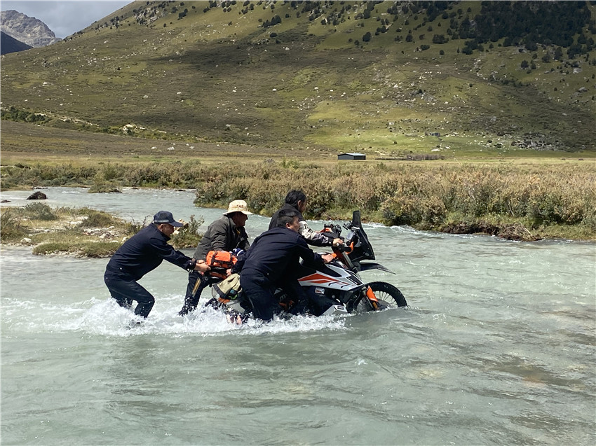 理塘輔警.jpg 理塘輔警.jpg