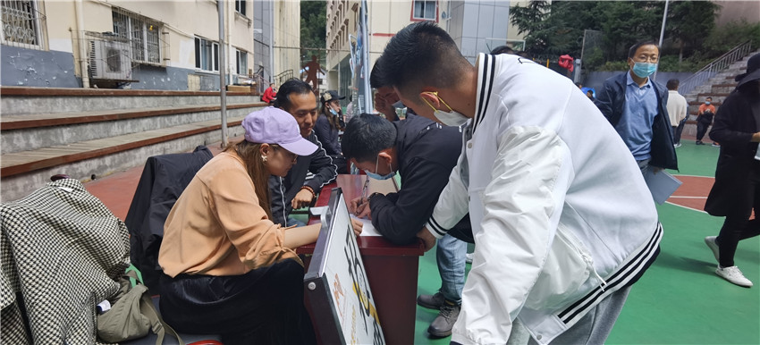 圖為招聘會現(xiàn).jpg 圖為招聘會現(xiàn).jpg