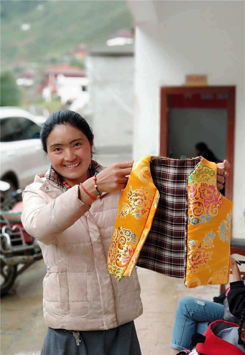 圖為婦女縫紉.jpg 圖為婦女縫紉.jpg