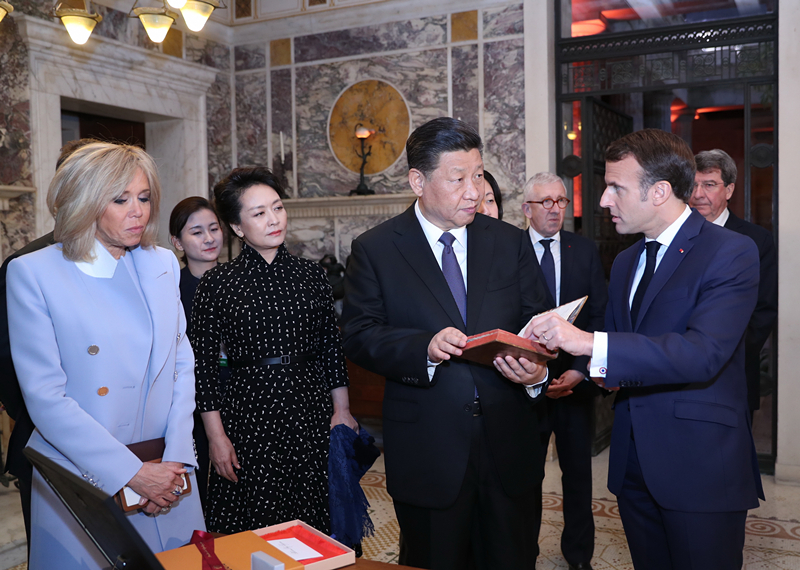 2019年3月24日，習(xí)近平在法國(guó)尼斯會(huì)見(jiàn)法國(guó)總統(tǒng)馬克龍。會(huì)見(jiàn)前，馬克龍向習(xí)近平贈(zèng)送1688年法國(guó)出版的首部《論語(yǔ)導(dǎo)讀》法文版原著。
