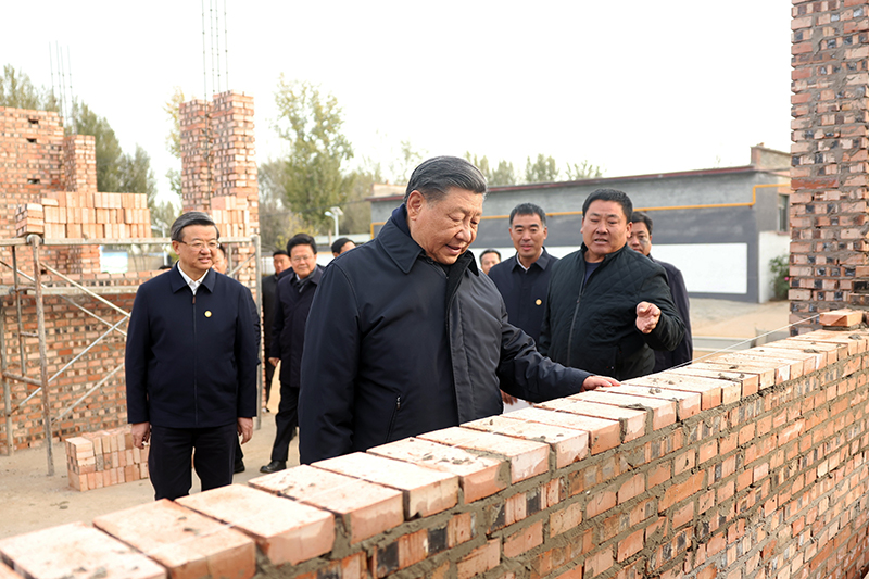 2023年11月10日，習近平總書記在河北保定涿州市刁窩鎮(zhèn)萬全莊村房屋重建施工現(xiàn)場考察。