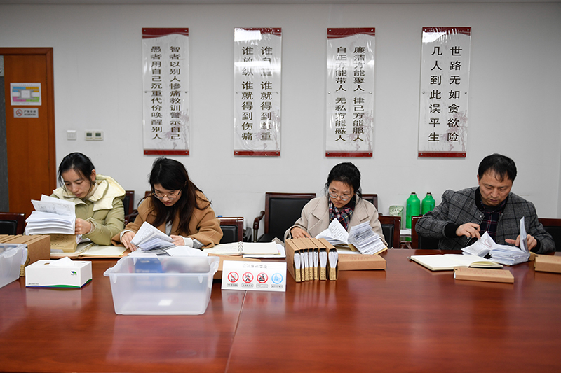 2020年1月8日，浙江寧波市北侖區(qū)紀委工作人員在檢查北侖區(qū)大數(shù)據(jù)發(fā)展管理中心2019年的公款消費票據(jù)，查找是否存在違規(guī)問題。