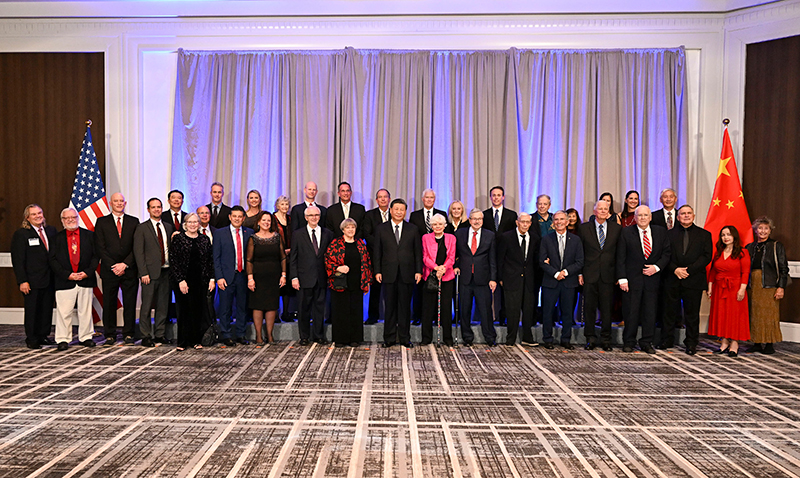 這是美國友好團體聯(lián)合歡迎宴會開始前，習近平主席會見飛虎隊和史迪威將軍后人、鼓嶺、艾奧瓦州、華盛頓州等方面友好人士代表，同他們親切交談并合影留念。