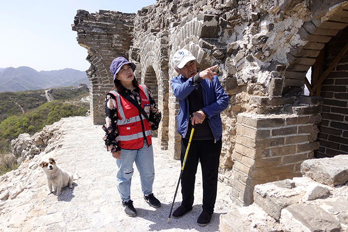 在明長城遺址上，梅景田給外甥女劉紅巖講述長城故事。