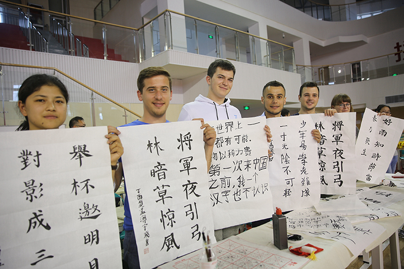 2017年6月5日，來(lái)自青島大學(xué)和中國(guó)石油大學(xué)（華東）的外國(guó)留學(xué)生在展示剛剛現(xiàn)場(chǎng)完成的書(shū)法作品。