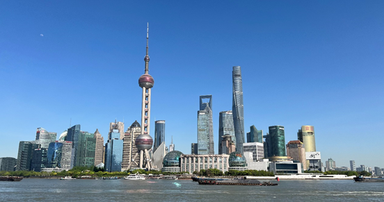 沿蘇州河遠(yuǎn)眺陸家嘴城市建筑群。人民網(wǎng) 馬作鵬 攝