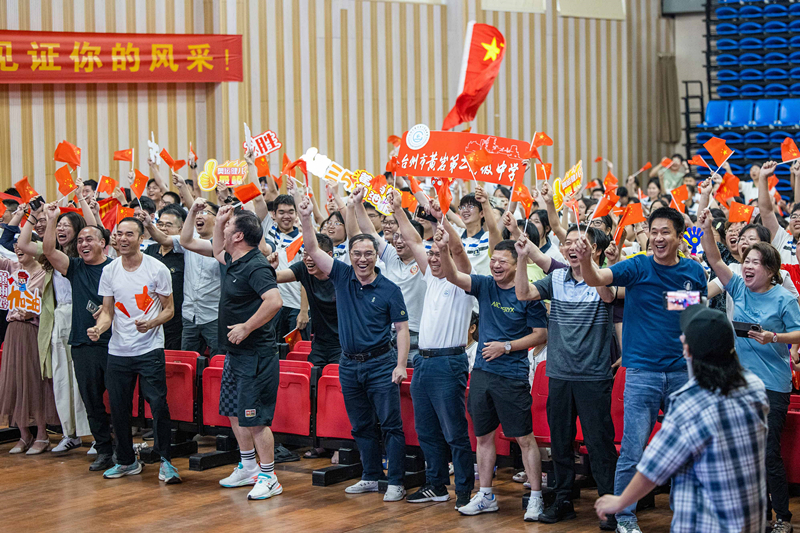 北京時間7月27日，2024年巴黎奧運會首個比賽日，在射擊10米氣步槍混合團體比賽中，中國選手黃雨婷/盛李豪獲得金牌。圖為黃雨婷的母校師生們通過收看奧運直播的方式為她加油助威。