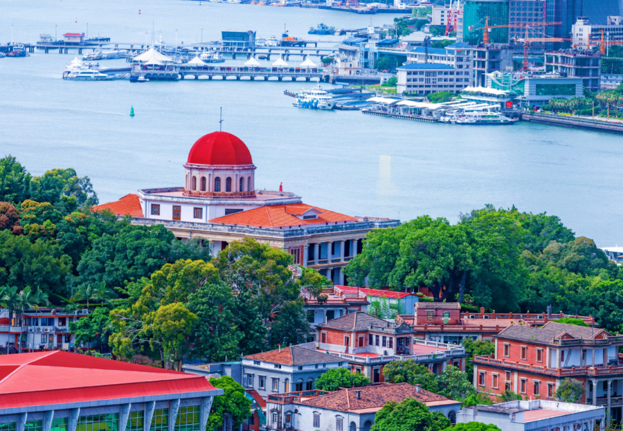 鼓浪嶼素有“萬國建筑博物館”的美譽，八卦樓作為全國重點文物保護(hù)單位，是鼓浪嶼世界文化遺產(chǎn)核心要素之一。楊勁堅 攝