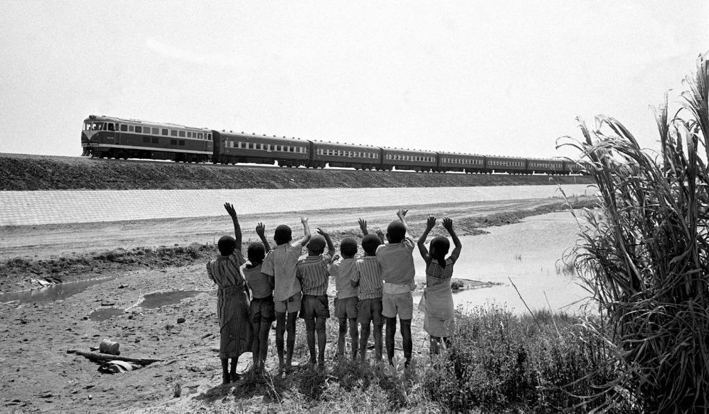 贊比亞魯西瓦西湖畔的少年兒童歡迎坦贊鐵路的列車通到他們的家鄉(xiāng)（1976年攝）。